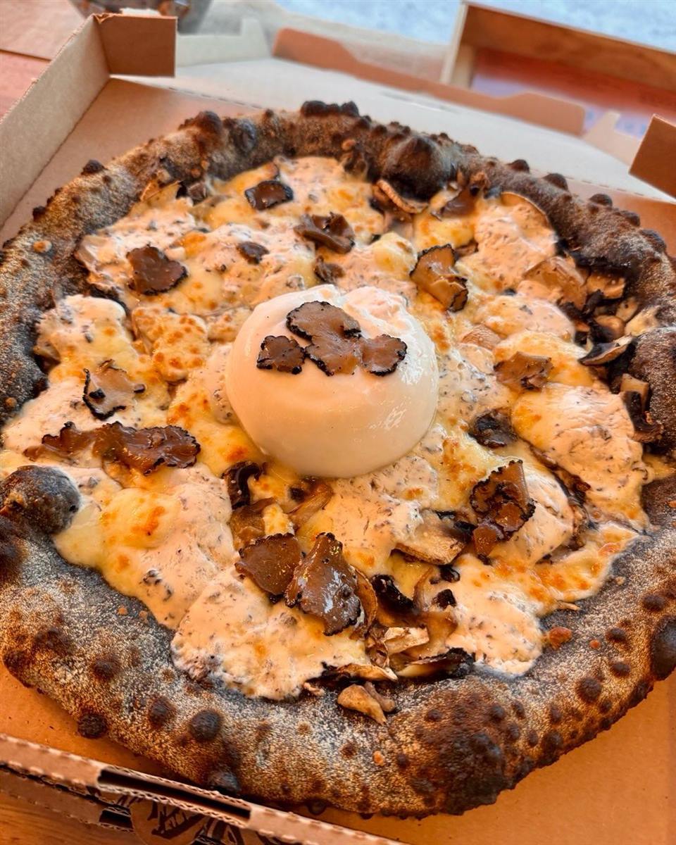 La Baronne : pâte noire, crème de truffes maison, carpaccio de truffes et burrata