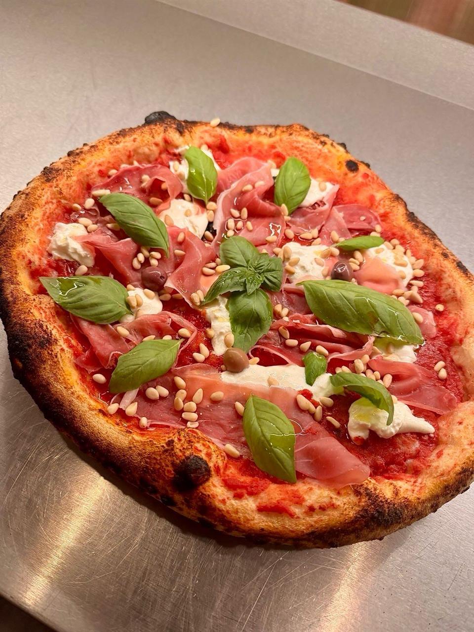 La Culatello : jambon Culatello de Parme, burrata, pignons torréfiés et basilic